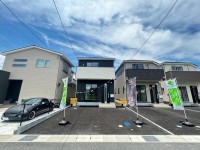 向日市、伏見区、南区の不動産なら<br>センチュリー21ユニバーサルホームサービス向日町店へ！ ＪＲ『園部駅』まで徒歩１５分と通勤・通学便利！
全居室６帖以上の２ＳＬＤＫで駐車も２台可能！各居室に収納あり！
閑静な住宅地で前面道路広々６ｍ♪オール電化住宅！