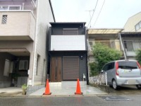 全居室6帖以上！ゆとりのある間取り！
裏側通路＆水路の為、通風・日当たり良好！
前道広々６ｍ！交通量も少なく、車出し入れのしやすい広さです♪