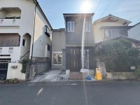 築5年の美宅！大変綺麗にお使いいただいております♪
前道6m以上で駐車場も快適、子育て環境にピッタリの好立地！
閑静な住宅地につき交通量少なめで安心です！