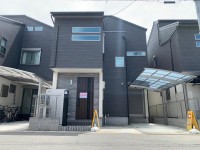２０２２年１月建築の築浅中古戸建☆
久我の杜小学校まで徒歩約１分とお子様の通学にも安心！
スーパー・コンビニ・銀行まで徒歩圏内で生活に便利な立地♪
