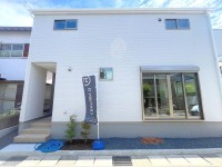 ファミリー世帯におすすめの広々４ＬＤＫ！
パントリーやウォークインクローゼットがあり収納スペース充実！
南側駐車スペースのため陽当り良好！