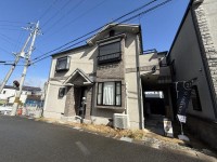 東側に建物がなく、陽当たり・通風良好！
南向きバルコニーはＬ字で広々しており、洗濯物も干しやすいバルコニー！
前道はゆったり６ｍで駐車もらくちん♪