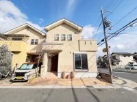 南西角地につき陽当たり・通風良好！
ＪＲ『向日町』駅と阪急『東向日』駅の２ＷＡＹアクセス☆
収納たっぷり４ＳＬＤＫ！前道広々約６ｍで駐車が苦手な方も安心♪