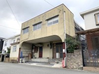 閑静な住宅街にある４ＤＫの中古テラス！
神川小学校まで徒歩３分とお子様の通学も安心♪
徒歩圏内に生活施設が充実！南側に庭付き！
