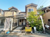 全居室６帖以上の４ＬＤＫ！カーポートもあるので、雨の日も安心♪
買い物施設が徒歩圏内で生活便利！
小学校・中学校も近くてお子様の通学も安心♪