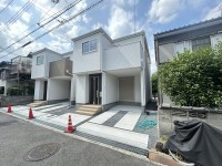 向日市、伏見区、南区の不動産なら<br>センチュリー21ユニバーサルホームサービス向日町店へ！ 南向きの陽当たり・通風良好な新築戸建て！
生活施設も周辺に充実！収納スペースも豊富！
阪急『西向日駅』まで徒歩８分と通勤や通学に便利♪