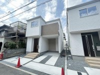 向日市、伏見区、南区の不動産なら<br>センチュリー21ユニバーサルホームサービス向日町店へ！ 阪急『西向日駅』まで徒歩８分と通勤や通学に便利！
収納スペースが充実している新築戸建て！
バルコニー南向きの為、陽当たり・通風良好♪