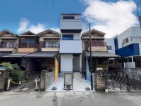 阪急『洛西口駅』まで徒歩６分！
３面バルコニー付き！南側バルコニーのため通風良好！
買い物施設が周辺に充実しているため生活に便利！