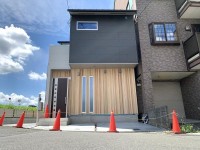 ZEH水準省エネ住宅！閑静な住宅地の角家！
北側・東側に建物がないため陽当たり・通風良好！
ＪＲ『桂川駅』まで徒歩１５分！周辺施設も充実で生活便利！