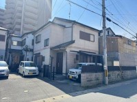 全居室６帖以上の４ＬＤＫ！駐車スペースはカーポート付き！
バルコニーは南向き！
スーパーやコンビニ、ドラッグストアが徒歩圏内で買い物便利な立地♪