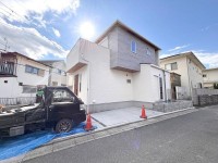 日当り良好の角地！土地広々約３８坪！
全居室収納スペース＆天井収納付き！
徒歩圏内にコンビニ・ドラッグストアございます！