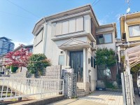 閑静な住宅地で前面道路もゆったり６ｍ！南向きで陽当たり良好！
 全居室二重サッシ完備！天井収納庫付き！
周辺施設が徒歩圏内で生活便利な立地♪