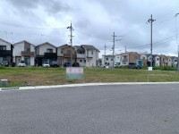 建築条件無し売土地につき、お好きな工務店やハウスメーカーで建築可能！
段差などが無く、建築しやすい平坦地！
前道約６ｍ！駐車が苦手な方も安心！