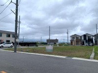 建築条件無し売土地につき、お好きな工務店やハウスメーカーで建築可能！
段差などが無く、建築しやすい平坦地！
前道約６ｍ！駐車が苦手な方も安心！