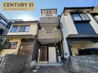 向日市、伏見区、南区の不動産なら<br>センチュリー21ユニバーサルホームサービス向日町店へ！ ２０２４年１１月リフォーム済み！
ＪＲと阪急の２ＷＡＹアクセス可能！
全居室収納スペース有！ＷＩＣもございます♪
小学校まで徒歩圏内でお子様の通学も安心♪