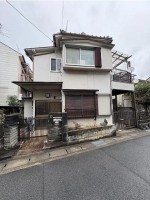 阪急「洛西口」駅まで徒歩１６分と通勤・通学に便利な立地♪
間口約８．５ｍ！建て替え用地としてもご検討いただけます！
小学校まで徒歩１分でお子様も安心！
