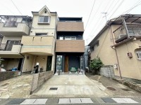 令和３年６月の築浅物件！２階吹抜＆３階天窓で開放感あり！
阪急『西向日駅』まで徒歩９分と通勤・通学も便利！
北側通路につき、採光・通風良好♪交通量の少ない前面道路♪