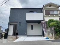 ２０２５年５月完成の新築戸建て！
北東角地の為、陽当たり・通風・採光良好♪
収納スペースも豊富！耐震等級３！省エネ基準適合住宅！
