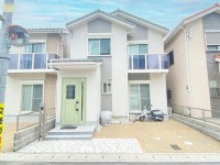 土地広々３１坪超！２０２１年４月建築の築浅中古戸建！
駐車２台可能な４ＬＤＫ！嬉しい設備も充実♪
東側が畑の為、採光・通風良好です！