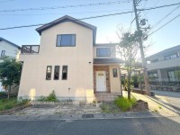 向日市、伏見区、南区の不動産なら<br>センチュリー21ユニバーサルホームサービス向日町店へ！ ２０２５年７月リフォーム完成予定の４ＬＤＫ！
角地につき陽当たり・通風良好！
全居室６帖以上＆収納付き！
