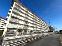 向日市、伏見区、南区の不動産なら<br>センチュリー21ユニバーサルホームサービス向日町店へ！ 阪急『西向日駅』まで徒歩１３分と通勤・通学便利♪
スーパーやコンビニが徒歩圏内で買物便利な立地！
南西バルコニーにつき日当たり・通風良好！