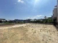 向日市、伏見区、南区の不動産なら<br>センチュリー21ユニバーサルホームサービス向日町店へ！ 土地面積広々約９２．８１坪！
阪急『東向日駅』まで徒歩８分と通勤・通学に便利な立地！
建築条件無し土地！お好きなハウスメーカー・工務店で建築可能！