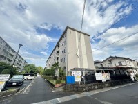 向日市、伏見区、南区の不動産なら<br>センチュリー21ユニバーサルホームサービス向日町店へ！ ５階建ての４階部分！南東角部屋につき、眺望・陽当り良好！
リフォーム歴のあるお部屋！室内、大変丁寧にお使いです！
ＪＲと阪急の２ＷＡＹアクセス！