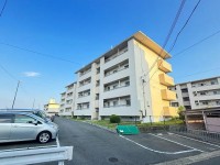 向日市、伏見区、南区の不動産なら<br>センチュリー21ユニバーサルホームサービス向日町店へ！ マンション２階部分！南北両面バルコニーで陽当り・通風良好！
駐車場・菜園スペース無料！空室の為、即引渡し可能！
阪急「西山天王山』駅まで徒歩１３分！