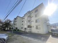 向日市、伏見区、南区の不動産なら<br>センチュリー21ユニバーサルホームサービス向日町店へ！ 両面バルコニーで陽当たり・通風良好☆
阪急「西山天王山」駅徒歩７分で通勤通学に便利です♪
改装歴あり！全居室ゆったり６帖以上！即入居可能！
