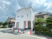 向日市、伏見区、南区の不動産なら<br>センチュリー21ユニバーサルホームサービス向日町店へ！ ２０２５年７月完成の新築戸建て！
角地の為、通風良好♪各居室に収納完備の３ＬＤＫ！
徒歩圏内に生活施設が充実している為、便利な立地！