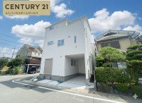 向日市、伏見区、南区の不動産なら<br>センチュリー21ユニバーサルホームサービス向日町店へ！ ２０２５年７月完成の新築戸建て！
角地の為、通風良好♪各居室に収納完備の３ＬＤＫ！
徒歩圏内に生活施設が充実している為、便利な立地！