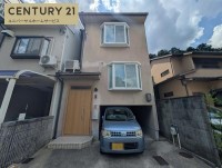 向日市、伏見区、南区の不動産なら<br>センチュリー21ユニバーサルホームサービス向日町店へ！ 南向きのベランダにつき、陽当たり良好！
室内丁寧にお使いです！スキップフロアで空間を有効活用したオシャレな邸宅！
閑静な住宅地の為、子育て世帯にもおすすめです！