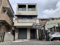 向日市、伏見区、南区の不動産なら<br>センチュリー21ユニバーサルホームサービス向日町店へ！ 積水ハウス施工の６ＬＤＫ＋３Ｓのお家！
キッチン・トイレ２ヶ所付きで二世帯住宅にもおすすめ♪
３部屋納戸があるので収納スペース充実！