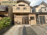 向日市、伏見区、南区の不動産なら<br>センチュリー21ユニバーサルホームサービス向日町店へ！ ファミリー世帯におすすめの３ＳＬＤＫ！
駐車２台可能！イオン京都洛南ショッピングセンターまで徒歩１４分！
小・中学校も近く子育て世代にもおすすめ！