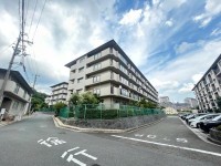 向日市、伏見区、南区の不動産なら<br>センチュリー21ユニバーサルホームサービス向日町店へ！ 南西角部屋で陽当たり・通風良好！
２０２１年にリフォーム歴あり！ＬＤＫ１８．３帖の４ＬＤＫ！
スーパーやコンビニ、ドラックストアが徒歩圏内♪