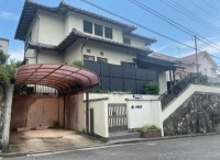 リフォーム歴あり！室内大変丁寧にお使いです！
全居室南向きで南側にはお庭があるので、陽当たり・通風良好♪
閑静な住宅地の整形地！前道はゆったり６ｍ！