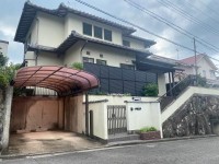 向日市、伏見区、南区の不動産なら<br>センチュリー21ユニバーサルホームサービス向日町店へ！ リフォーム歴あり！室内大変丁寧にお使いです！
全居室南向きで南側にはお庭があるので、陽当たり・通風良好♪
閑静な住宅地の整形地！前道はゆったり６ｍ！
