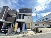 ＪＲ『桂川駅』まで徒歩７分！平成２８年築の３ＳＬＤＫ！
お家の南側が駐車場で開けており、採光・通風良好！
徒歩圏内に生活施設が充実で生活便利な立地！