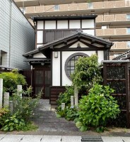 向日市、伏見区、南区の不動産なら<br>センチュリー21ユニバーサルホームサービス向日町店へ！ 建築条件無し土地☆お好きな工務店やハウスメーカーで建築可能！
阪急『長岡天神』駅まで徒歩５分と便利な立地！
小・中学校まで徒歩１０分圏内で子育て世帯にもおすすめ♪