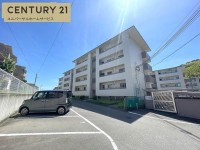 向日市、伏見区、南区の不動産なら<br>センチュリー21ユニバーサルホームサービス向日町店へ！ ２０２５年フルリフォーム済！
阪急「西山天王山」駅まで徒歩１２分の駅近マンション！
周辺施設充実で生活便利♪南北両面バルコニーのため、陽当たり良好です！