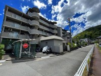 南東角部屋で陽当たり・通風良好！リビング広々約２０帖！
広々ルーフバルコニーで夏場はお子様のプールなども可能です♪
阪急「大山崎」駅まで徒歩10分！