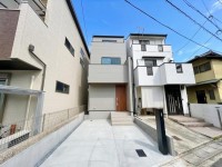 向日市、伏見区、南区の不動産なら<br>センチュリー21ユニバーサルホームサービス向日町店へ！ ２０２６年２月完成の新築戸建！
久世中学校まで徒歩２分とお子様の通学も安心♪
電子ロックキー対応！嬉しい設備が充実の３ＬＤＫ！