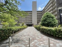 ＪＲと阪急の２ＷＡＹアクセスで通勤・通学に便利！
久世西小学校まで徒歩１０分圏内でお子様の通学も安心♪
イオンモール京都桂川まで徒歩２分と生活利便性の高い立地！