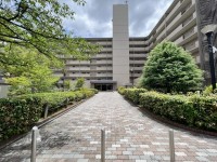 向日市、伏見区、南区の不動産なら<br>センチュリー21ユニバーサルホームサービス向日町店へ！ ＪＲと阪急の２ＷＡＹアクセスで通勤・通学に便利！
久世西小学校まで徒歩１０分圏内でお子様の通学も安心♪
イオンモール京都桂川まで徒歩２分と生活利便性の高い立地！