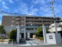 向日市、伏見区、南区の不動産なら<br>センチュリー21ユニバーサルホームサービス向日町店へ！ 阪急とＪＲの２ＷＡＹアクセスで通勤や通学も便利な立地！
南向きバルコニーで陽当たり良好！ペットの飼育可能(規約あり)！
駐車場の空きあり！