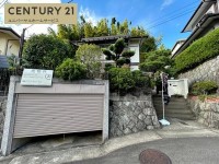 向日市、伏見区、南区の不動産なら<br>センチュリー21ユニバーサルホームサービス向日町店へ! 軽量鉄骨造!土地面積広々約72.39坪!
長岡第四中学校まで徒歩10分とお子様の通学も安心!
前道6.2メートル!接道南東向きの為、陽当たり良好!