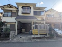 向日市、伏見区、南区の不動産なら<br>センチュリー21ユニバーサルホームサービス向日町店へ！ 向かいが公園で開けており、解放感あり！
閑静な住宅地のフルリノベーション物件！
ＬＤＫ広々２０帖の４ＬＤＫ！徒歩圏内に周辺施設が充実で生活便利♪