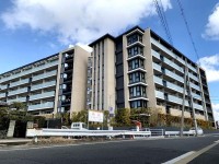 向日市、伏見区、南区の不動産なら<br>センチュリー21ユニバーサルホームサービス向日町店へ！ ２０２３年２月建築の築浅マンション！
南東角部屋で陽当たり良好！久世西小学校まで徒歩４分！
徒歩圏内に生活施設が充実！ＪＲ『桂川駅』まで徒歩８分！