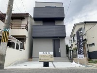 向日市、伏見区、南区の不動産なら<br>センチュリー21ユニバーサルホームサービス向日町店へ！ ２０２５年９月完成の新築戸建て！
阪急とＪＲの２ＷＡＹアクセス可能な好立地！
全居室収納スペース完備！徒歩圏内に周辺施設も充実♪