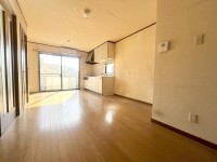 向日市、伏見区、南区の不動産なら<br>センチュリー21ユニバーサルホームサービス向日町店へ！ 阪急・ＪＲの２ＷＡＹアクセス！南向きにつき陽当たり良好！
西側が水路のため通風も良好です！
フリースペースがあるため店舗や事務所としても◎